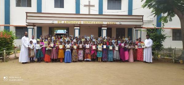 Photo23 Remise du materiel scolaire livres cahiers.jpg